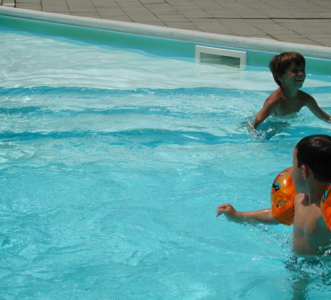 Bambini in piscina